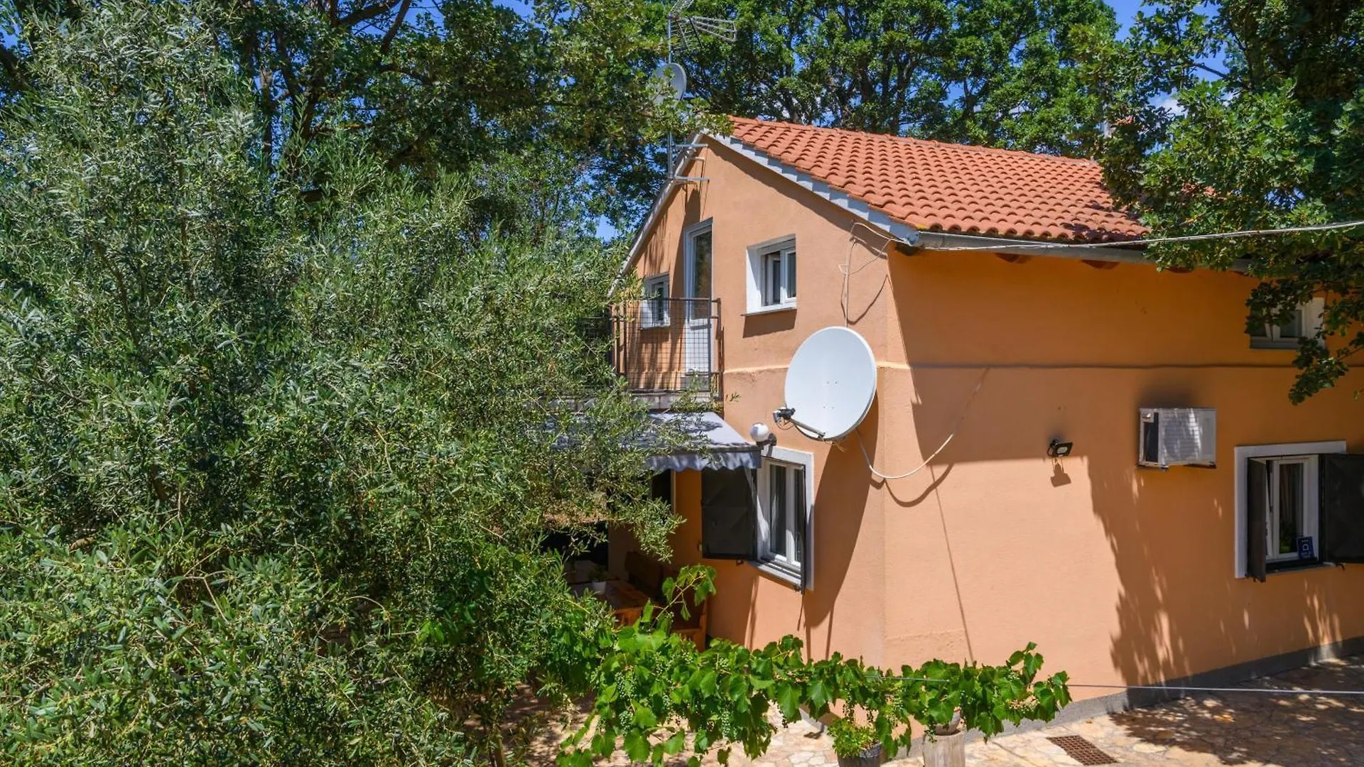 Wunderschoenes Ferienhaus In Pomer Mit Garten Póla Nyaraló