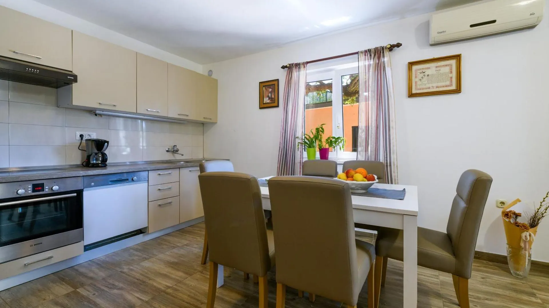 Wunderschoenes Ferienhaus In Pomer Mit Garten Póla Horvátország