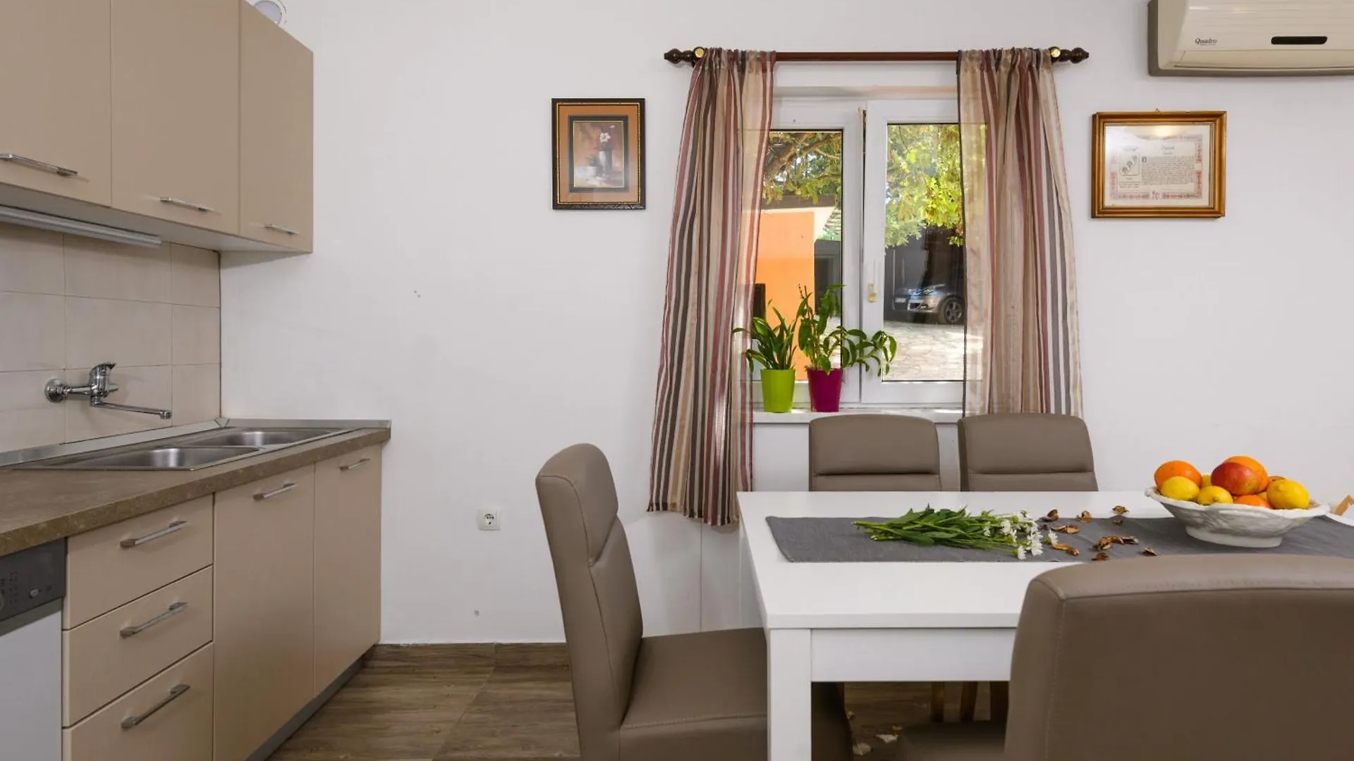 Wunderschoenes Ferienhaus In Pomer Mit Garten Póla Nyaraló
