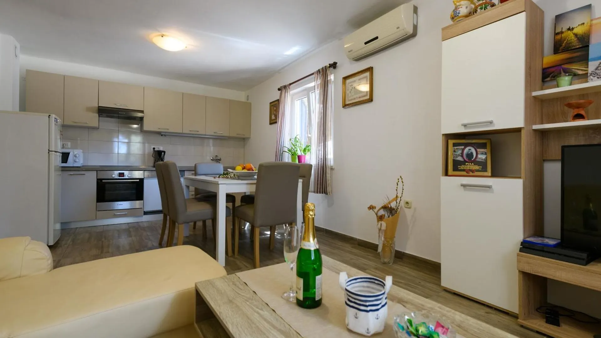 Wunderschoenes Ferienhaus In Pomer Mit Garten Póla Nyaraló