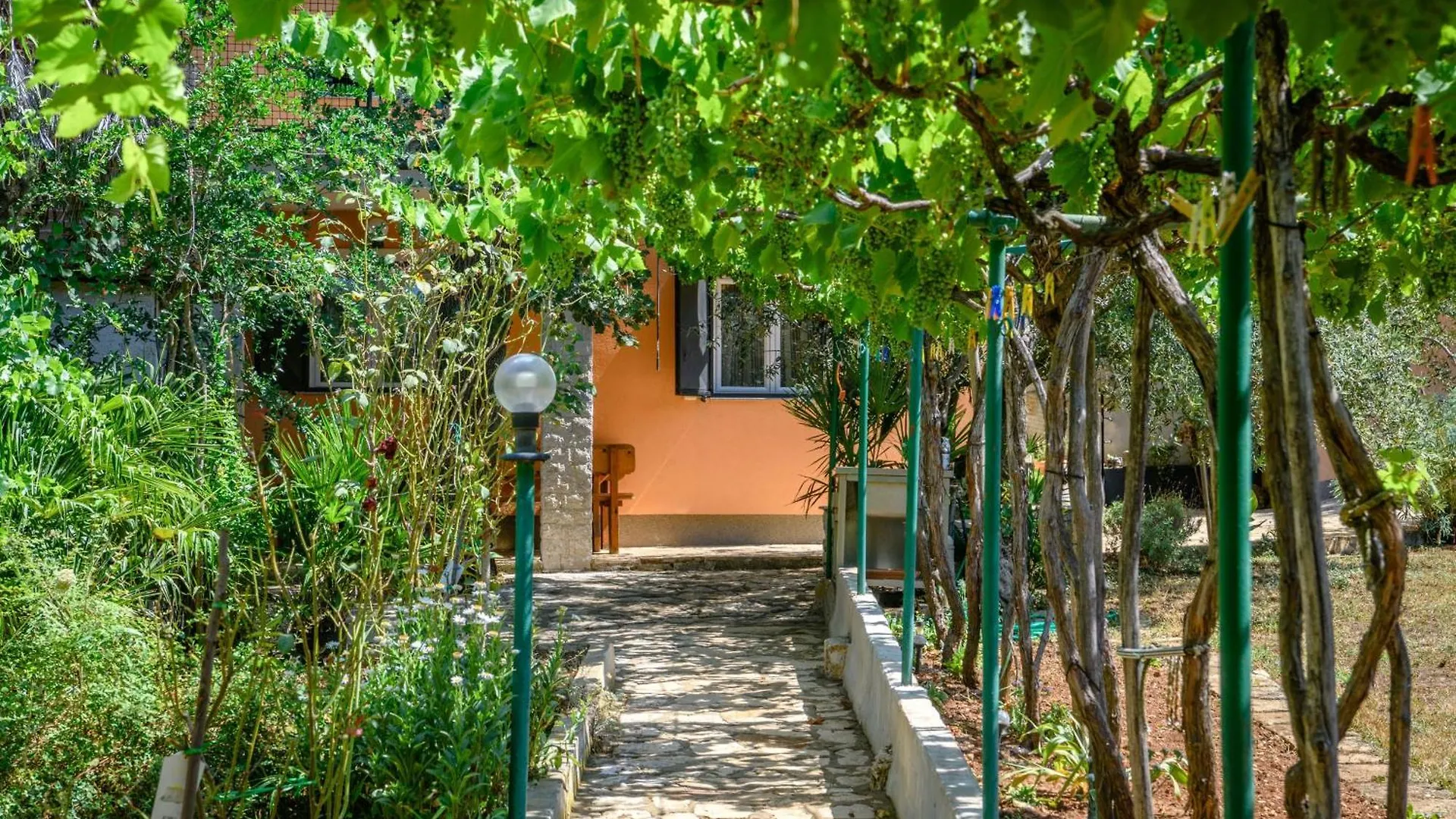 Wunderschoenes Ferienhaus In Pomer Mit Garten Póla Horvátország