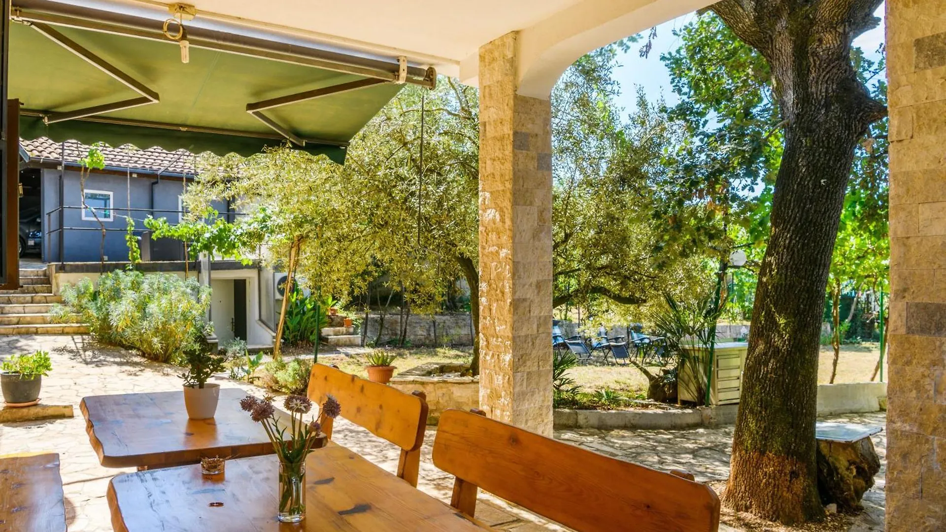 Wunderschoenes Ferienhaus In Pomer Mit Garten Póla
