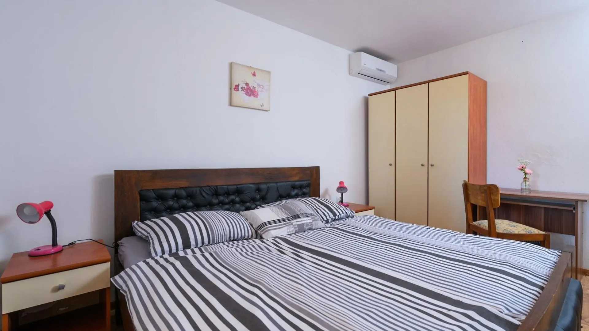 Wunderschoenes Ferienhaus In Pomer Mit Garten Pula